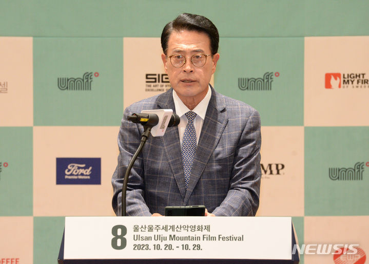 [울산=뉴시스] 배병수 기자 = 울산울주세계산악영화제 이사장인 이순걸 울주군수가 25일 시청1층 시민홀에서 열린 제8회 울산울주세계산악영화제 기자회견에서 인사말을 하고 있다. 2023.09.25. bbs@newsis.com