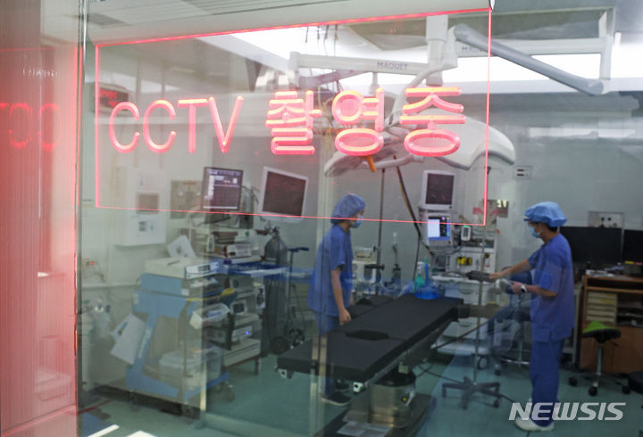 [수원=뉴시스] 김종택기자 = 의료기관 수술실 CCTV(폐쇄회로 텔레비전)설치가 의무화된 25일 경기도 수원시 경기도의료원 수원병원 수술실에 CCTV가 설치돼 있다. 이날 수술실 CCTV 설치와 운영을 의무화하는 의료법이 시행됨에 따라 전신마취나 수면마취 등 환자의 의식이 없는 상태에서 수술을 시행하는 의료기관의 개설자는 수술실 내부에 CCTV를 설치해야 한다. 2023.09.25. jtk@newsis.com