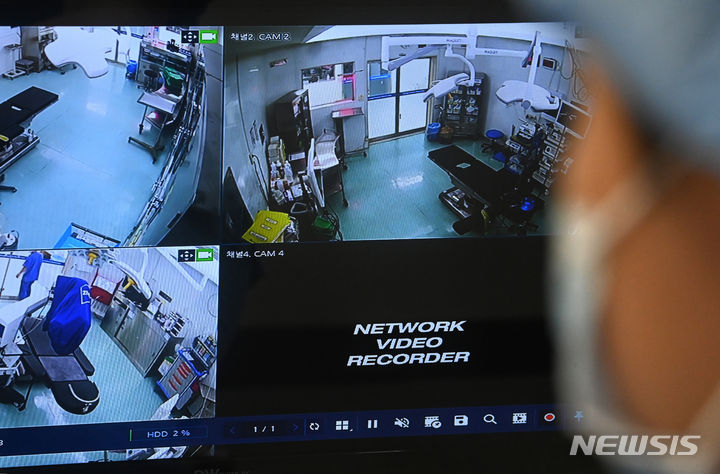 [수원=뉴시스] 김종택기자 = 의료기관 수술실 CCTV(폐쇄회로 텔레비전)설치가 의무화된 25일 경기도 수원시 경기도의료원 수원병원 수술실에 CCTV가 설치돼 있다. 이날 수술실 CCTV 설치와 운영을 의무화하는 의료법이 시행됨에 따라 전신마취나 수면마취 등 환자의 의식이 없는 상태에서 수술을 시행하는 의료기관의 개설자는 수술실 내부에 CCTV를 설치해야 한다. 2023.09.25. jtk@newsis.com