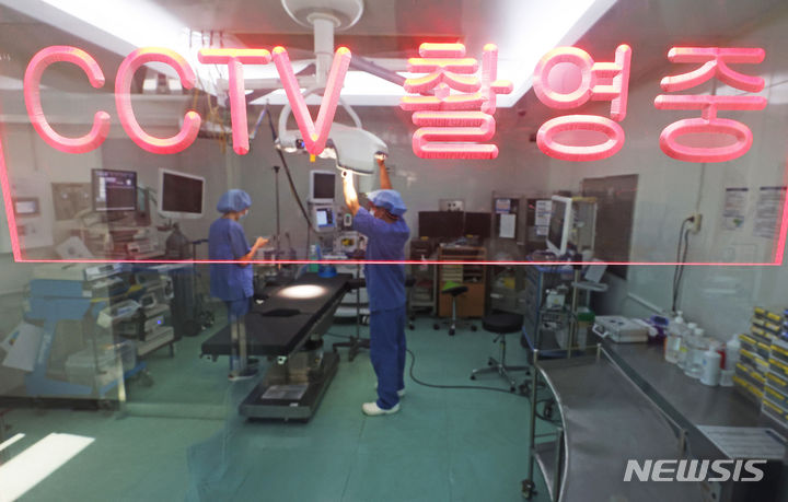 [수원=뉴시스] 김종택 기자 = 의료기관 수술실 CCTV(폐쇄회로 텔레비전)설치가 의무화된 지난해 9월25일 경기도 수원시 경기도의료원 수원병원 수술실에 CCTV가 설치돼 있다. 2023.09.25. jtk@newsis.com