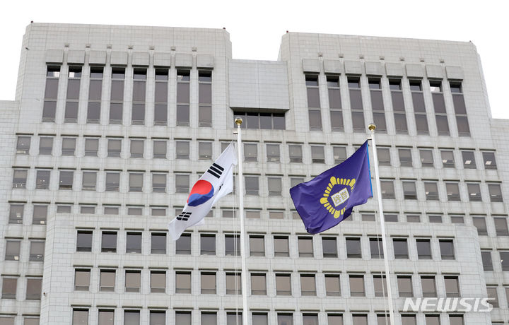 [서울=뉴시스] 임대인이 단순히 실거주 의사를 밝히는 것만으로는 임차인의 임대차계약 갱신을 거절할 수 없다는 대법원의 판단이 나왔다. 사진 서울 서초구 대법원의 모습. (사진=뉴시스DB)2023.12.26. photo@newsis.com