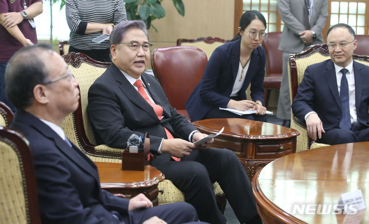 [서울=뉴시스] 김명원 기자 = 박진 외교부 장관이 25일 서울 종로구 외교부에서 한중일 3국 고위급회의 대표를 접견하고 있다. 왼쪽 후나코시 다케히로 일본 외무성 외무심의관, 오른쪽 눙룽 중국 외교부 부장조리. 2023.09.25. kmx1105@newsis.com