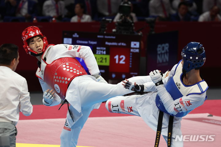 [항저우=뉴시스] 고승민 기자 = 25일 중구 항저우 린안 스포츠문화전시센터에서 열린 2022 항저우 아시안게임 태권도 남녀혼성 단체전 8강전 경기, 한국 박우혁이 발차기를 하고 있다. 2023.09.25. kkssmm99@newsis.com