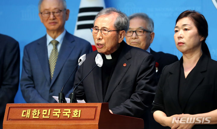 기자회견에서 발언하는 함세웅 신부. [서울=뉴시스] 추상철 기자 = 항일독립선열선양단체연합 회장인 함세웅 신부가 지난 9월25일 오후 서울 여의도 국회에서 열린 나라를 걱정하는 시민사회 원로의 '이재명 더불어민주당 대표 구속'과 관련 긴급 기자회견에서 발언을 하고 있다. 2023.09.25. scchoo@newsis.com