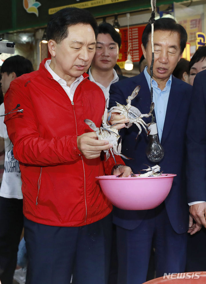 [서울=뉴시스] 최동준 기자 = 김기현 국민의힘 대표가 25일 서울 강서구 방신전통시장을 방문해 꽃게를 구매하고 있다. 2023.09.25. photocdj@newsis.com