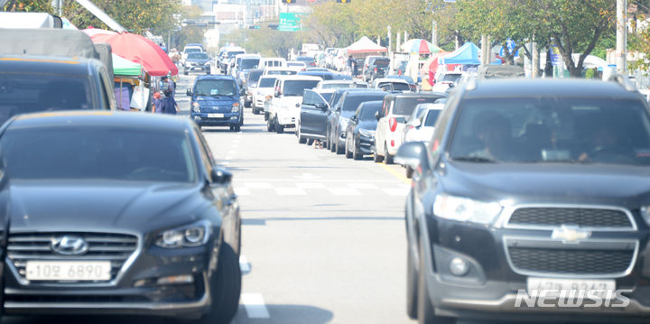 [군산=뉴시스] 김얼 기자 = 전북 군산시 대야면 대야전통5일시장에 장이 들어서는 날이면 도로가 주차장을 방불케 하듯 밀려 있다. 2023.09.25. pmkeul@nwsis.com
