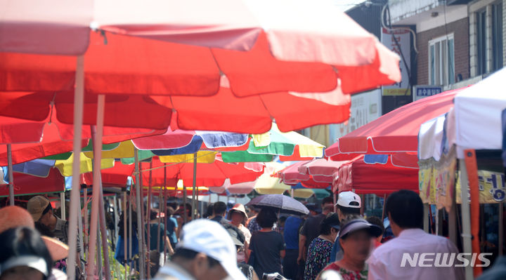 [군산=뉴시스] 김얼 기자 = 전북 군산시 대야면 대야전통5일시장에는 형형색색의 파라솔이 햇빛을 막아주고 있다. 2023.09.25. pmkeul@nwsis.com