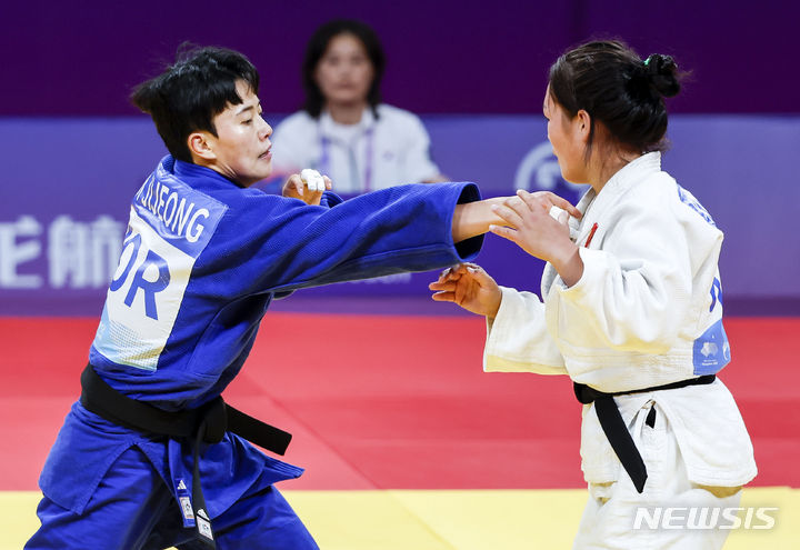 [항저우=뉴시스] 정병혁 기자 = 김지정이 25일 중국 항저우 샤오산 린푸 체육관에서 열린 2022 항저우 아시안게임 유도 여자 63kg급 동메달결정전에서 키르기스스탄 아디나 코치콘바예바와 경기를 치르고 있다. 2023.09.25. jhope@newsis.com