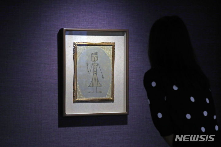 [서울=뉴시스] 박진희 기자 = '진진묘'(1970) 작품. ‘진진묘’는 이순경 여사의 법명(法名)으로, 장욱진이 직접 제목을 붙인 작품이다. 장욱진은 명륜동 집에서 기도하던 여사의 모습을 지켜보다 ‘화상(畵想)’이 떴다며 갑자기 덕소 화실로 향했고, 그 추운 곳에서 일주일간 오직 제작에만 몰두했다. 작품을 완성한 장욱진은 그 길로 부인에게 달려와 득의(得意)의 작품이라며 그림을 건네고 한동안 심하게 앓았다고 한다. 이 드라마틱한 일화를 지닌 '진진묘'는 장욱진의 첫 불교 관련 작품으로, 단순히 기도하는 부인을 그린 초상화의 성격뿐만 아니라 불보살상을 떠올리게 하는 종교성이 짙은 그림이다. 2023.09.29. pak7130@newsis.com