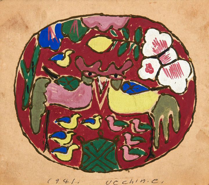 [서울=뉴시스] 박진희 기자 = '구추봉도'(혼인앨범 표지, 1941) 작품. 장욱진은 일본 도쿄의 제국미술학교 재학 중이던 1941년 4월에 3살 연하인 이순경(1920-2022)과 결혼한다. 결혼앨범 표지에 궁중용 자수 베갯모에 자주 등장하는 무늬 그림인 구추봉도(九雛鳳圖)를 포스터 물감으로 그렸다. 일반적인 민수용民需用에서 등장하는 여섯 마리보다많은 아홉 마리의 새끼 봉황을 그렸는데, 사각형의 궁중용과 다르게 모서리를 둥글게 구성했다. 화면 하단에도 바위 대신 거북이를 그려 넣어 화목과 다산의 상징에 장생長生의 길상성을 강화했다. (사진=국립현대미술관 제공) 2023.09.29. photo@newsis.com *재판매 및 DB 금지