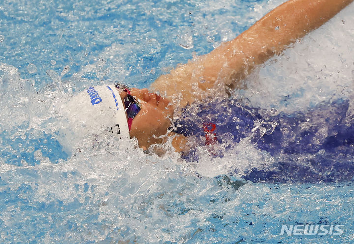 [항저우=뉴시스] 정병혁 기자 = 이은지가 25일 중국 항저우 올림픽 스포츠센터 수영장에서 열린 여자 배영 50m 결선 경기에서 역영하고 있다. 2023.09.25. jhope@newsis.com