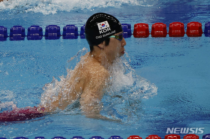 [항저우=뉴시스] 정병혁 기자 = 조성재가 25일 중국 항저우 올림픽 스포츠센터 수영장에서 열린 남자 평영 100m 결선 경기에서 역영하고 있다. 2023.09.25. jhope@newsis.com