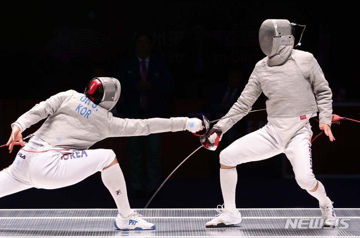[항저우=뉴시스] 조수정 기자 = 25일(현지시간) 중국 항저우 전자대학 체육관에서 열린 2022 항저우 아시안게임 펜싱 남자 사브르 결승, 한국 오상욱(왼쪽)이 구본길과 결승을 치르고 있다. 결과는 15-7로 오상욱 금메달, 구본길 은메달. 2023.09.25. chocrystal@newsis.com