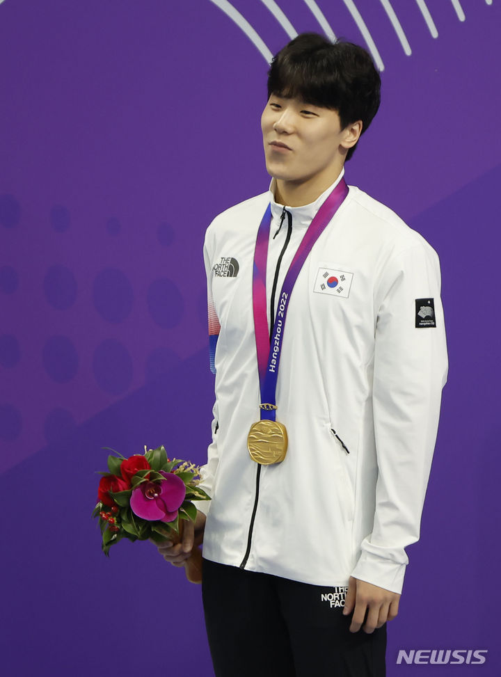 [항저우=뉴시스] 정병혁 기자 = 지유찬이 25일 중국 항저우 올림픽 스포츠센터 수영장에서 열린 남자 자유형 50m 결선 시상식에서 금메달을 목에 걸고 있다. 2023.09.25. jhope@newsis.com