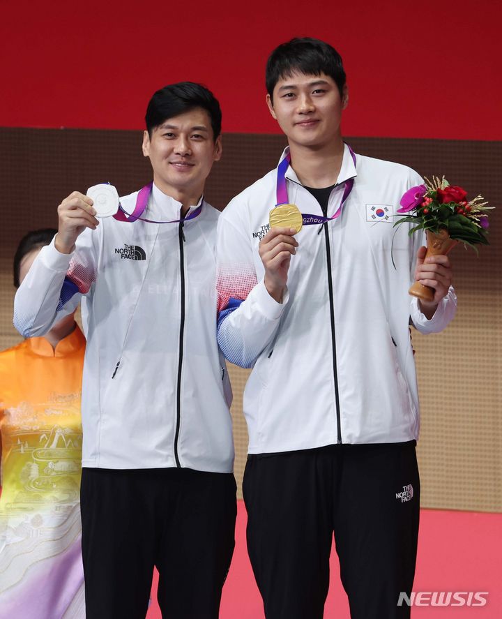 [항저우=뉴시스] 조수정 기자 = 25일(현지시간) 중국 항저우 전자대학 체육관에서 열린 2022 항저우 아시안게임 펜싱 남자 사브르 금메달을 획득한 한국 오상욱(오른쪽), 은메달 구본길이 시상식에서 메달을 들어보이고 있다. 2023.09.25. chocrystal@newsis.com