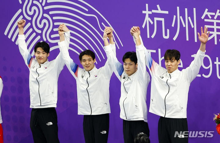 [항저우=뉴시스] 정병혁 기자 = 양재훈, 이호준, 김우민, 황선우가 25일 중국 항저우 올림픽 스포츠센터 수영장에서 열린 2022 항저우 아시안게임 남자 계형 800m 시상식에서 금메달을 수상하기 위해 시상대에 오르고 있다. 2023.09.25. jhope@newsis.com