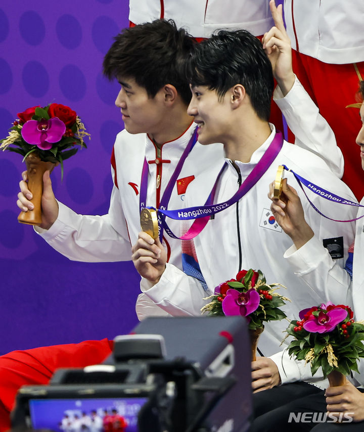 [항저우=뉴시스] 정병혁 기자 = 중국 판잔러와 황선우가 25일 중국 항저우 올림픽 스포츠센터 수영장에서 열린 2022 항저우 아시안게임 남자 계형 800m 시상식에서 기념촬영을 하고 있다. 2023.09.25. jhope@newsis.com