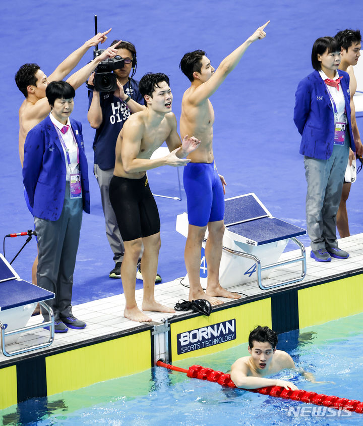 [항저우=뉴시스] 정병혁 기자 = 양재훈, 이호준, 김우민, 황선우가 25일 중국 항저우 올림픽 스포츠센터 수영장에서 열린 2022 항저우 아시안게임 남자 계형 800m 결선 경기에서 금메달을 확정지은 뒤 기뻐하고 있다. 2023.09.25. jhope@newsis.com