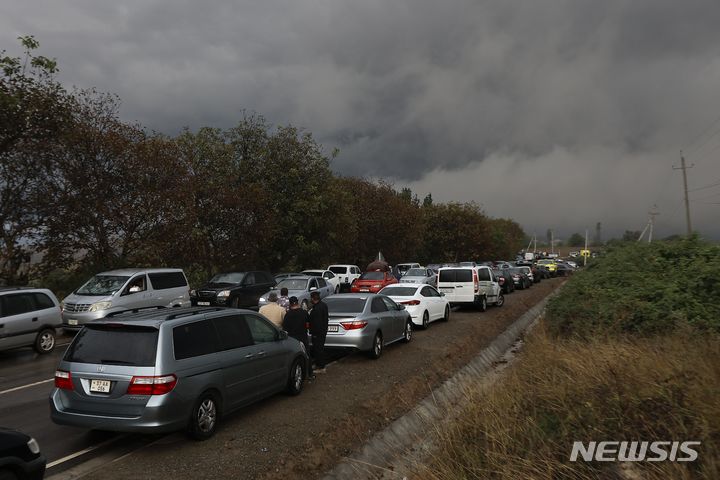 [코르니조르=AP/뉴시스] 아제르바이잔과의 오랜 분쟁 지역인 나고르노-카라바흐 아르메니아계 자치정부가 28일(현지시간) "2024년 1월1일까지 해산한다"고 공식 발표했다. 아제르바이잔의 무력 공격 9일 만이다. 지난 25일자 사진에서 아르메니아계 주민들이 탈출하기 위해 아르메니아 슈니크주 코르니조르 인근 도로에서 진입을 기다리고 있다. 2023.09.29.