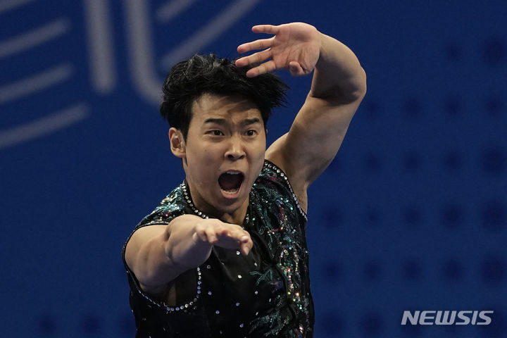 [항저우=AP/뉴시스] 우슈 대표팀 이용문이 26일 진행한 2022 항저우 아시안게임에서 은메달을 목에 걸었다.