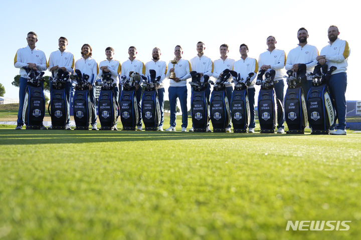 [로마=AP/뉴시스] 26일(현지시각) 이탈리아 로마 외곽 마르코 시모네 골프&컨트리클럽 1번 그린에서 유럽팀 선수들이 라이더컵을 앞두고 연습 라운딩을 하기 전 기념 촬영을 하고 있다. 미국팀과 유럽팀이 겨루는 라이더컵은 29일에 개막한다. 2023.09.26.