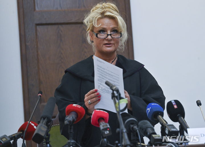 [부다페스트(헝가리)=AP/뉴시스]헝가리 부다페스트 페스트 중앙지방법원의 레오나 네메스 판사가 26일 2019년 다뉴브강 유람선 충돌 사고에 대한 판결문을 낭독하고 있다. 2019년 헝가리 수도 부다페스트의 다뉴브강에서 한국인 관광객 33명과 헝가리 선원 2명을 태운 소형 유람선과 충돌, 한국 관광객 25명과 헝가리 선원 2명 등 최소 27명을 숨지게 하고 나머지 한국 관광객 1명은 실종되게 만든 대형 유람선 선장이 26일 과실치사 혐의로 유죄 판결을 받고 징역 5년6개월형을 선고받았다. 2023.09.26.