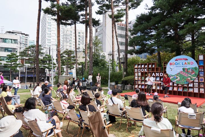 2023 중구 북페스티벌 '북-랜드'에서 관객들이 그림책 작가 유설화 작가의 북토크를 듣고 있다. (사진=중구문화재단 제공) *재판매 및 DB 금지