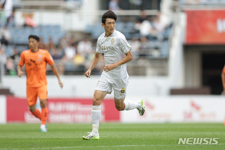 [서울=뉴시스] 프로축구 K리그1 FC서울 이승모가 지난 23일 제주월드컵경기장에서 열린 제주유나이티드와의 리그 경기에서 그라운드를 달리고 있다. (사진=한국프로축구연맹 제공) *재판매 및 DB 금지