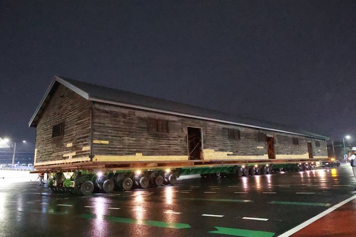 [대전=뉴시스] 조명휘 기자 = 대전시가 대전역 동광장에 있는 국가등록문화재인 ‘옛 철도청 대전지역사무소 재무과 보급창고’를 모듈 트레일러를 활용해 신안2역사공원으로 통째로 이전하고 있다. (사진= 대전시 제공) 2023.09.26. photo@newsis.com *재판매 및 DB 금지