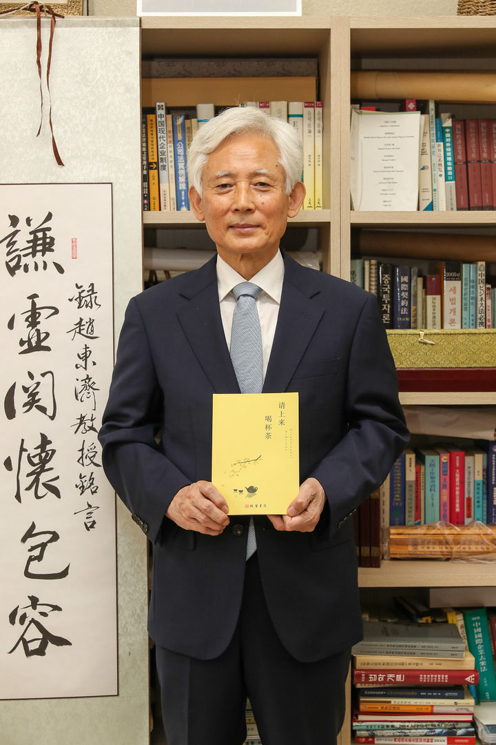 [부산=뉴시스] 동아대 중국인 제자들이 현지에서 발간한 책 '올라와서 차 한 잔 하시게)'를 들고 있는 조동제 교수. (사진=동아대 제공) photo@newsis.com&nbsp; *재판매 및 DB 금지