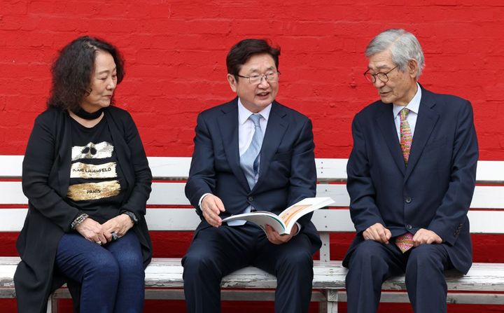 [서울=뉴시스]박보균 문화체육관광부 장관이 25일 문정희 국립한국문학관 관장, 김종규 문화유산국민신탁 이사장과 이야기를 나누고 있다. (사진=문화체육관광부 제공) 2023.09.26. photo@newsis.com&nbsp; *재판매 및 DB 금지