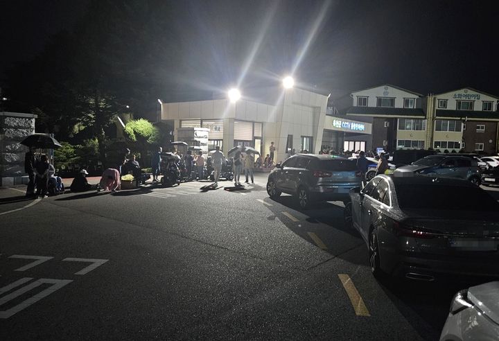 [옥천=뉴시스] 안성수 기자 = 25일 오후 8시께 충북 옥천군청에서 장애인차별철폐연대가 정문을 막고 민원인의 출입을 막고 있다. 2023.9.26. hugahn@newsis.com *재판매 및 DB 금지