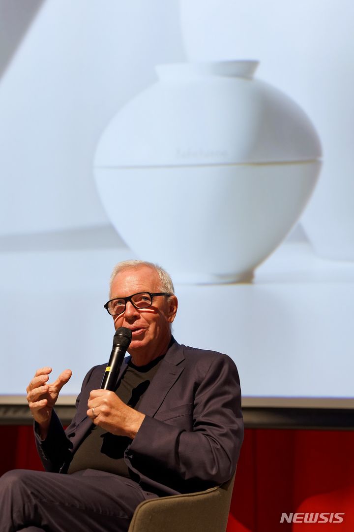 [서울=뉴시스]아모레퍼시픽이 용산 본사를 설계한 2023년 프리츠커상 수상자 데이비드 치퍼필드(David Chipperfield)의 초청 강연을 개최했다고 26일 밝혔다.2023.09.26.(사진=아모레퍼시픽 제공)photo@newsis.com