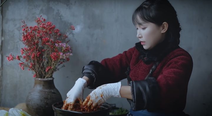 중국 유튜버 리쯔치(李子柒·33)는 지난 2021년 김치를 담그는 영상을 유튜브에 올리면서 '중국음식'이라는 해시태그를 달아 한국 누리꾼들의 비판을 받았다.(사진 : 리쯔치 유튜브 채널 영상 캡처) *재판매 및 DB 금지