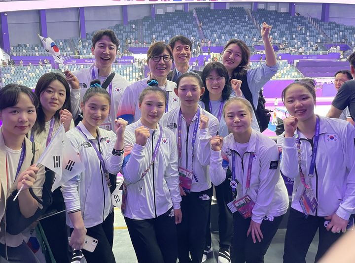 [서울=뉴시스] 장미란 문화체육관광부 2차관이 지난 25일 2022 항저우 아시안게임 현장을 찾아 대표팀 선수들을 격려했다. 2023.09.25 (사진=문화체육관광부 제공) *재판매 및 DB 금지