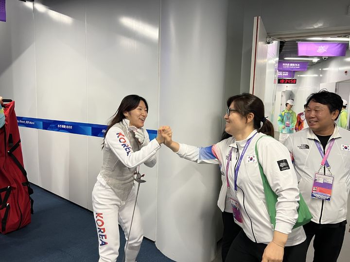 [서울=뉴시스] 장미란 문화체육관광부 2차관이 지난 25일 2022 항저우 아시안게임 현장을 찾아 대표팀 선수들을 격려했다. 2023.09.25 (사진=문화체육관광부 제공) *재판매 및 DB 금지