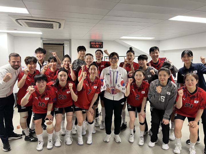 [서울=뉴시스] 장미란 문화체육관광부 2차관이 지난 25일 2022 항저우 아시안게임 현장을 찾아 대표팀 선수들을 격려했다. 2023.09.25 (사진=문화체육관광부 제공) *재판매 및 DB 금지