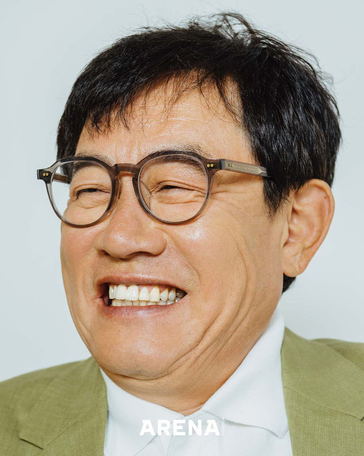 [서울=뉴시스] 26일 매거진 '아레나 옴므 플러스'는 코미디언 이경규의 화보와 인터뷰를 공개했다. (사진=아레나 옴므 플러스 제공) 2023.09.26. photo@newsis.com *재판매 및 DB 금지