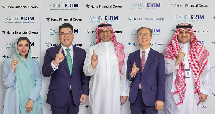 하나금융그룹은 지난 25일(현지시각) 사우디아라비아 리야드 소재 사우디 수출입은행 본사를 방문해 중동 지역 내 협력 사업 확대를 위한 업무협약을 체결했다. 이은형 하나금융그룹 부회장(왼쪽 두 번째)과 사아드 알 칼브(Saad Al-Khalb) 사우디 수출입은행 회장(가운데), 박준용 주사우디아라비아 한국 대사(왼쪽 네 번째)가 업무협약식을 마치고 기념사진을 촬영하고 있다. (사진=하나금융 제공) *재판매 및 DB 금지