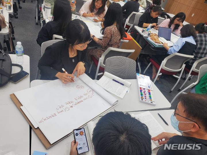 [전주=뉴시스]윤난슬 기자 = 전북도교육청은 교원의 평가 전문성 역량 강화를 위해 '성취평가제 내실화를 위한 교과별 평가문항제작 역량 강화 연수'를 진행하고 있다고 26일 밝혔다.(사진=전북교육청 제공) 