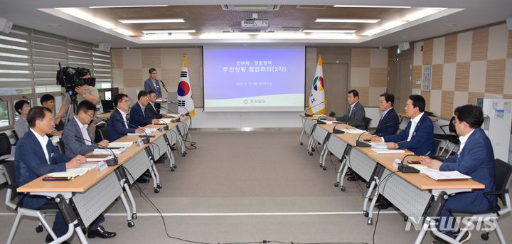 [창원=뉴시스]홍정명 기자=26일 경남도청 중앙회의실에서 박완수(오른쪽 세 번째) 도지사 주재로 반부패·청렴정책 추진 상황 최종 점검회의가 열리고 있다.(사진=경남도 제공) 2023.09.26. photo@newsis.com