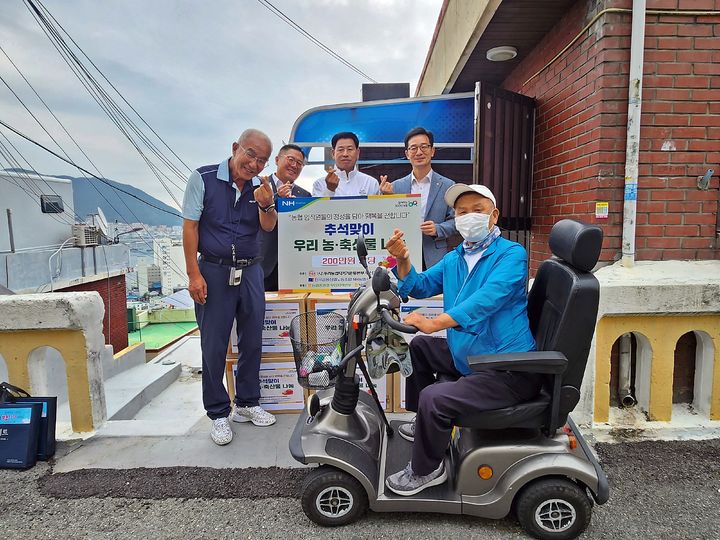 [부산=뉴시스] 추석맞이 우리 농·축산물 나눔 행사 후 참석자들이 기념사진을 촬영하고 있다. (사진=부산농협 제공) *재판매 및 DB 금지