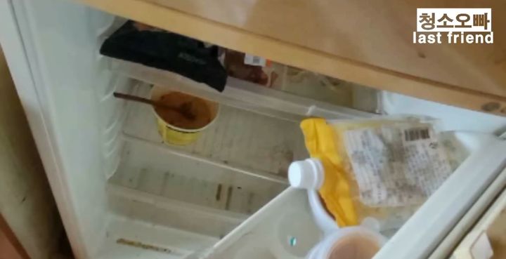 [서울=뉴시스]유튜브 채널 '청소오빠'는 지난해 9월28일 '적어도 배고픈 사람이 없는 세상이 왔으면 좋겠습니다. 실제 고독사 특수청소 현장입니다'라는 제목의 영상을 올렸다. (사진=청소오빠 채널 캡처) 2023.09.26. photo@newsis.com *재판매 및 DB 금지