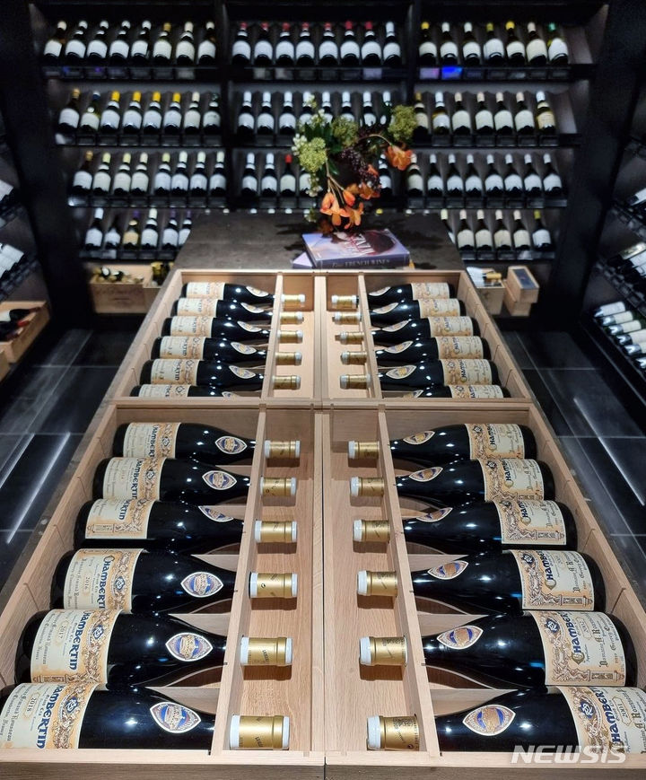 [서울=뉴시스] '아르망루소 샹베르땅 그랑크뤼 버티컬 세트'.2023.09.26.(사진=신세계백화점 제공)photo@newsis.com