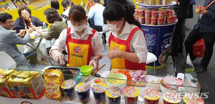 [서울=뉴시스] 중국 상하이 국제식품박람회(SIAL CHINA) 오뚜기 제품 시식 모습. (사진=오뚜기 제공)