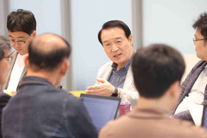 [수원=뉴시스] 임태희 경기도교육감이 26일 경기도교육청 남부신청사에서 출입기자단과의 간담회를 갖고 교육력 강화를 위한 대책을 설명하고 있다. (사진=경기도교육청 제공) 2023.09.26. photo@newsis.com *재판매 및 DB 금지