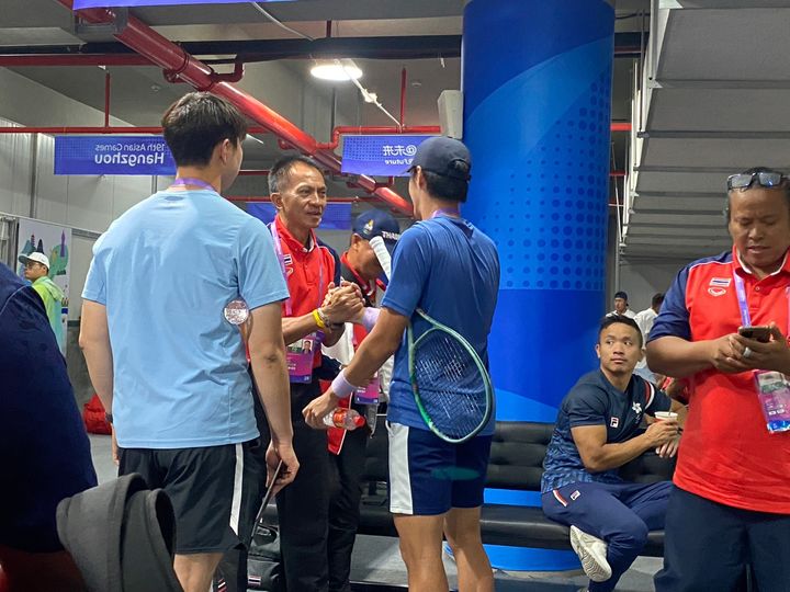 [서울=뉴시스] 태국 테니스 대표팀 찾아가 사과한 권순우와 한국 테니스 대표팀. (사진 = 태국테니스협회 페이스북 캡처) *재판매 및 DB 금지