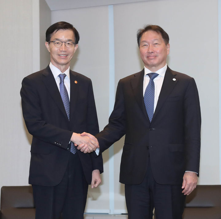 [서울=뉴시스]최태원 대한상의 회장(오른쪽)과 방문규 신임 산업통상자원부 장관이 기념촬영을 하고 있다. (사진=대한상공회의소) 2023.09.26, photo@newsis.com *재판매 및 DB 금지