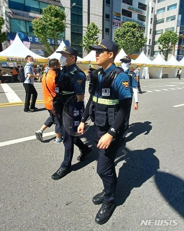 [인천=뉴시스] 이루비 기자 = 경찰관들이 인천 부평구 부평대로에서 열린 '제27회 부평풍물대축제' 현장을 순찰하고 있다. (사진=부평경찰서 제공) 2023.09.26. photo@newsis.com *재판매 및 DB 금지