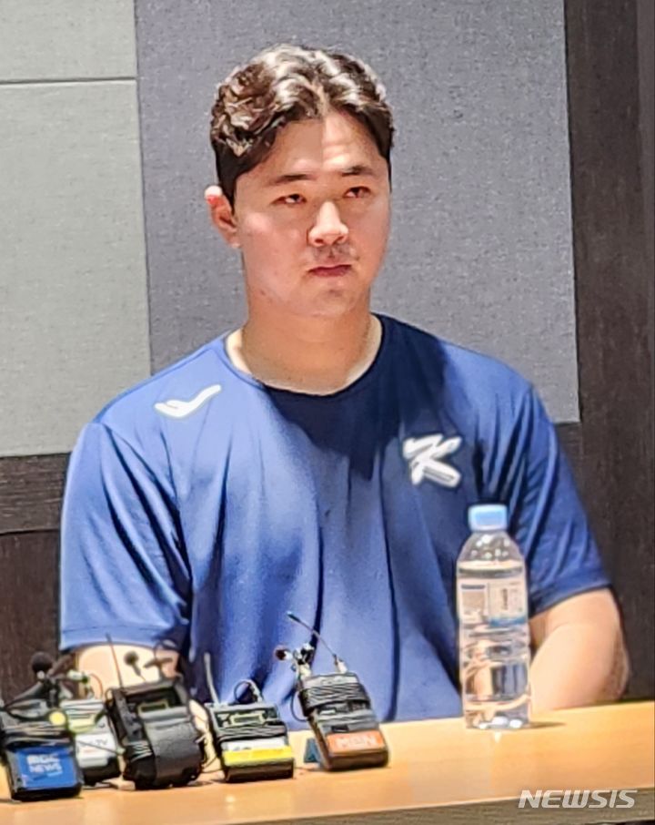 [서울=뉴시스] 2022 항저우 아시안게임 야구 대표팀 포수 김형준은 26일 고척스카이돔에서 취재진과의 인터뷰에 임하고 있다. 2023.09.26 (사진=박윤서 기자)